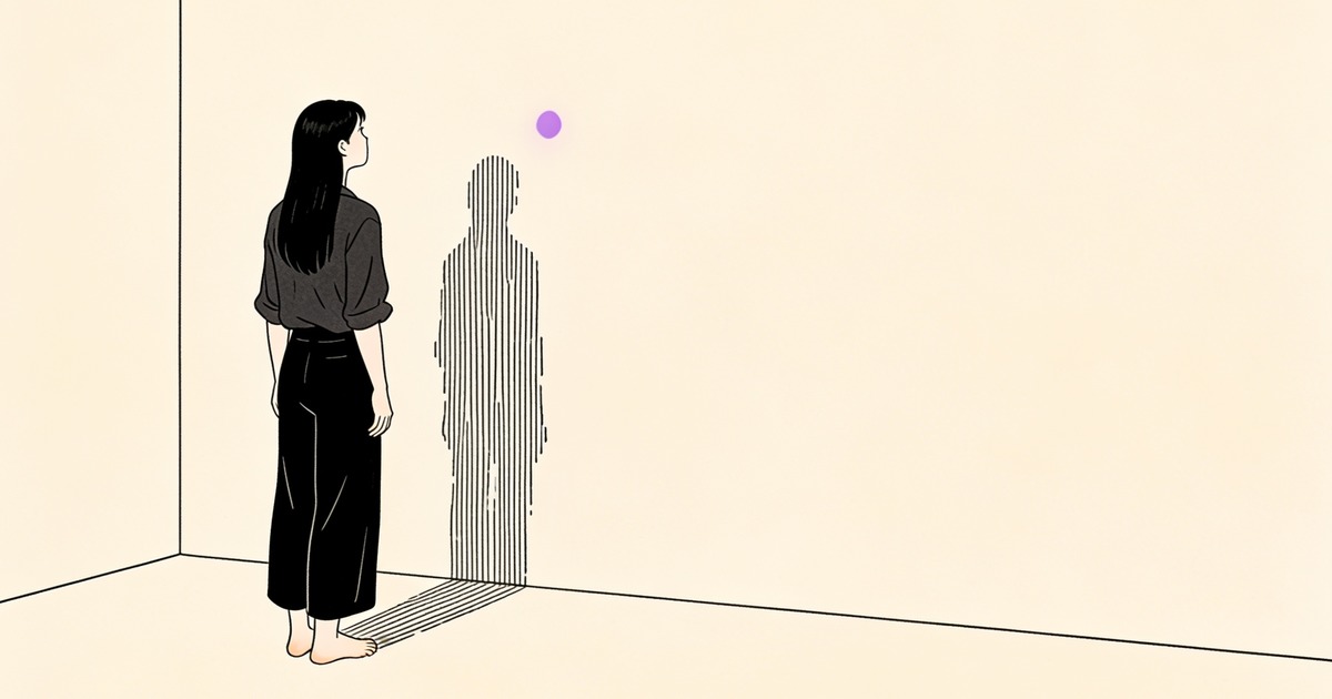 Mi pareja me dice que estoy mal de la cabeza: ilustración de una mujer cuya sombra no coincide con ella ni nace de sus pies