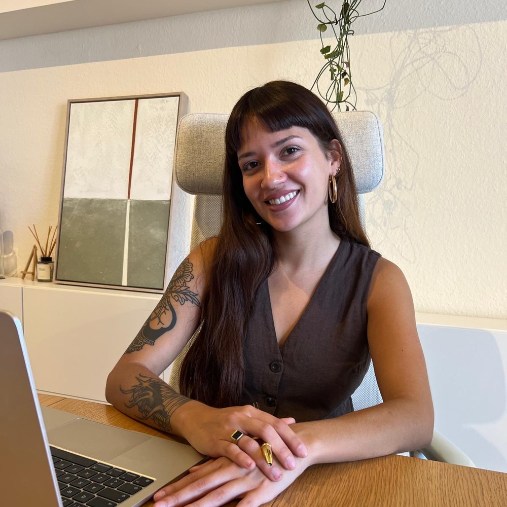 Noelia Cid, psicóloga online en Tenerife, trabajando en su consulta